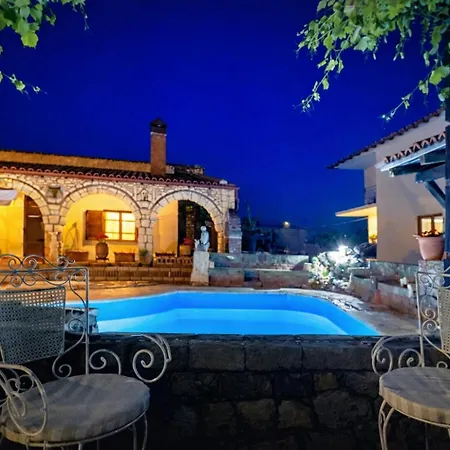 Vilă Saltos - Peaceful Poolside Retreat *