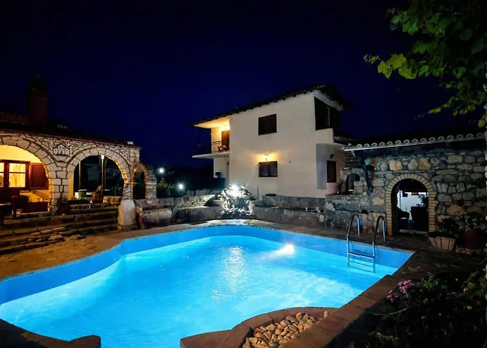 Saltos - Peaceful Poolside Retreat Vilă