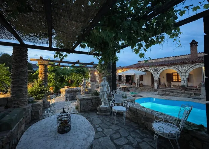 Saltos - Peaceful Poolside Retreat Vilă *