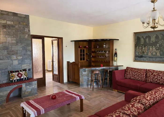 Vilă Saltos - Peaceful Poolside Retreat *