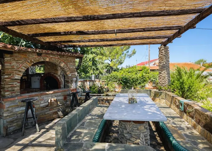 Vilă Saltos - Peaceful Poolside Retreat *