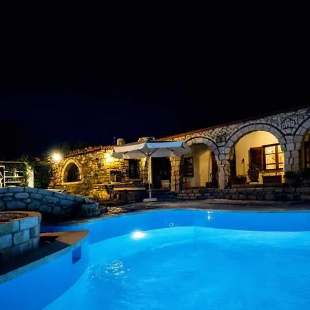 Saltos - Peaceful Poolside Retreat Villa