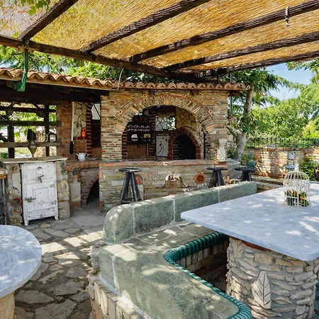 Villa Saltos - Peaceful Poolside Retreat