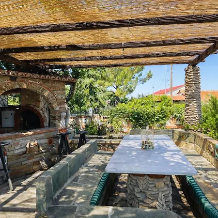 Villa Saltos - Peaceful Poolside Retreat *
