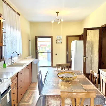 Saltos - Peaceful Poolside Retreat Villa