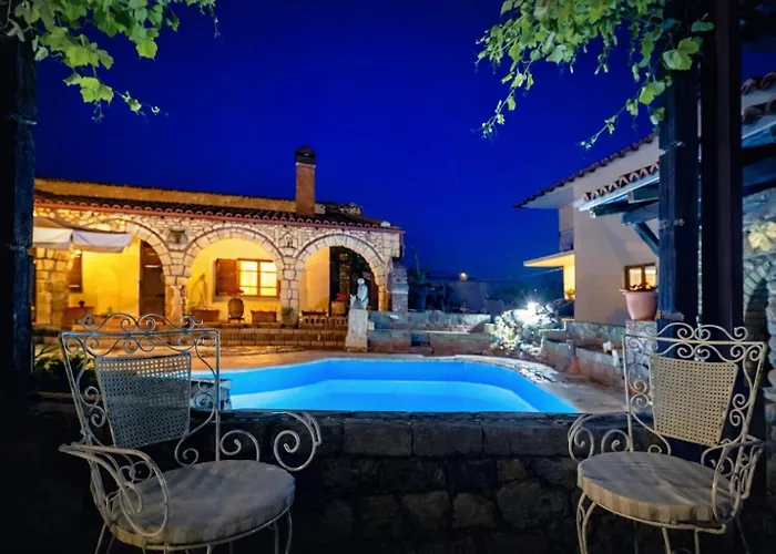 Vila Saltos - Peaceful Poolside Retreat *