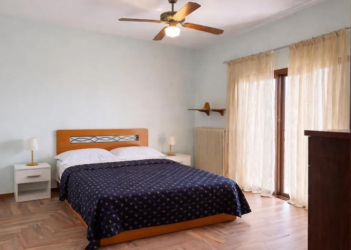 Vila Saltos - Peaceful Poolside Retreat