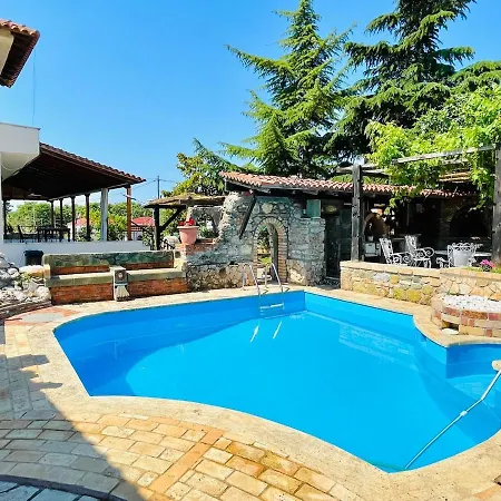 Villa Saltos - Peaceful Poolside Retreat