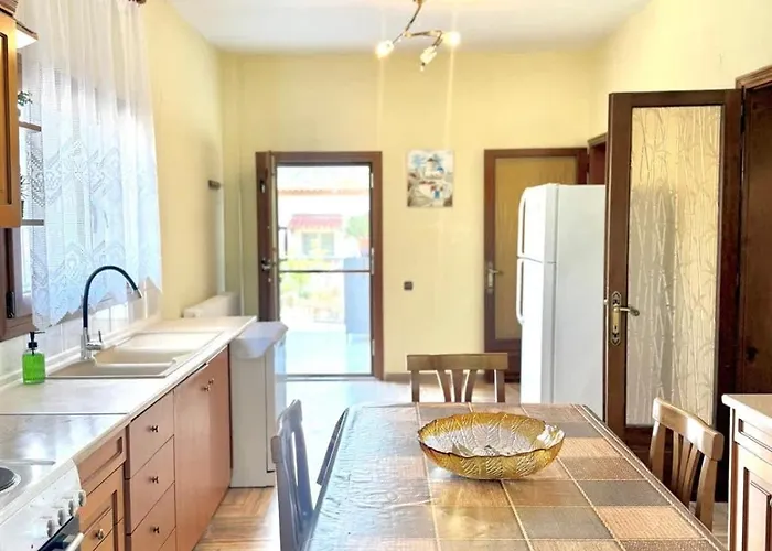 Saltos - Peaceful Poolside Retreat 别墅